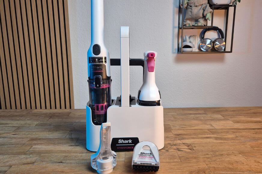 Nach der Schnellreinigung liegt der Stainforce im Test in der Halterung und alle Aufsätze trocknen offen.